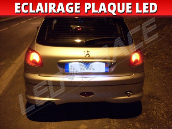 Changer les ampoules de plaque d'immatriculation sur Peugeot 206